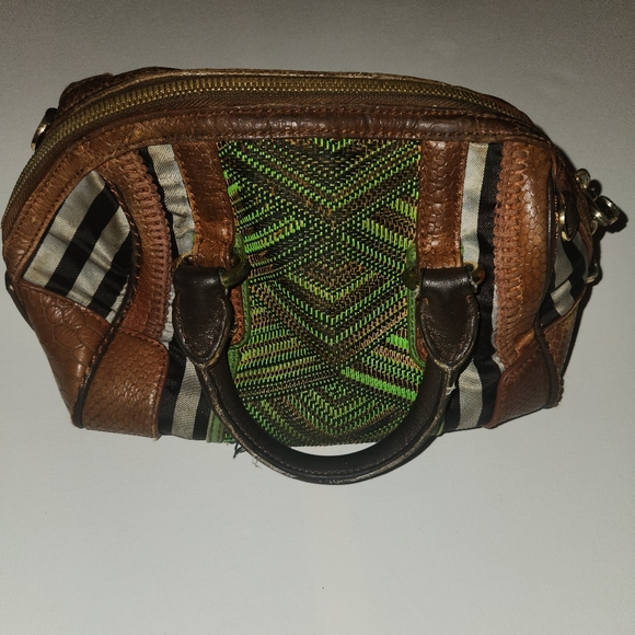 henri bendel Handbags - Henri Bendel B&W plus Barrel Woven ArtDeco Purse.Colors: Brown/Green